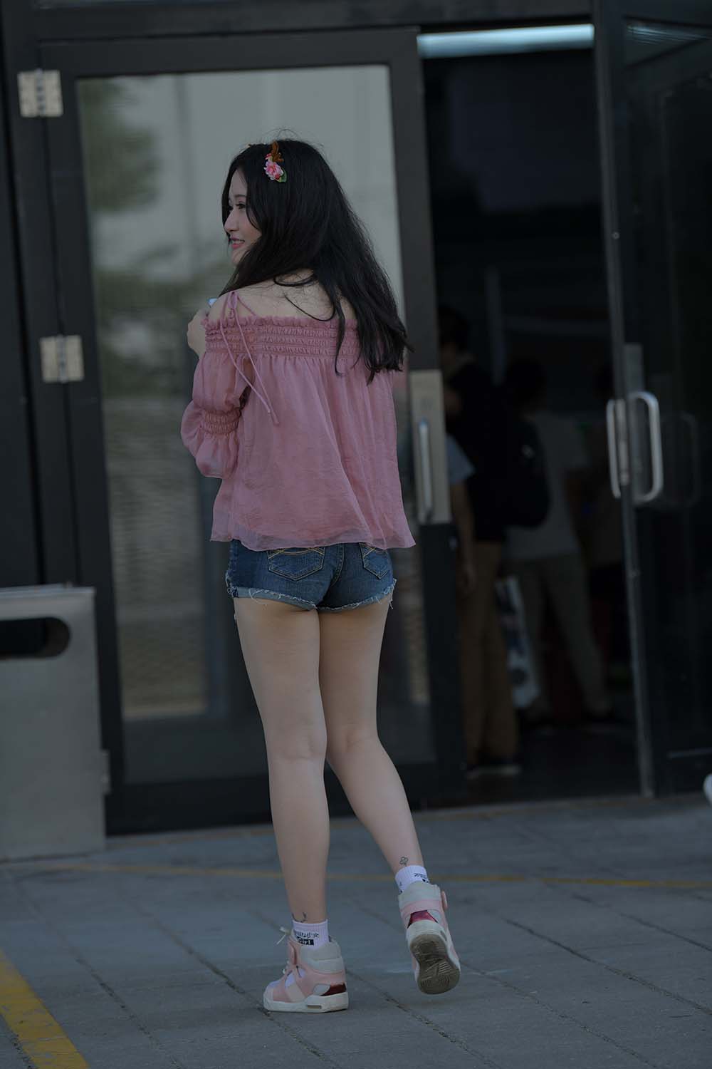 精选街拍作品 NO.0042 粉色衣服热裤可爱女孩高清原图 街拍-第2张