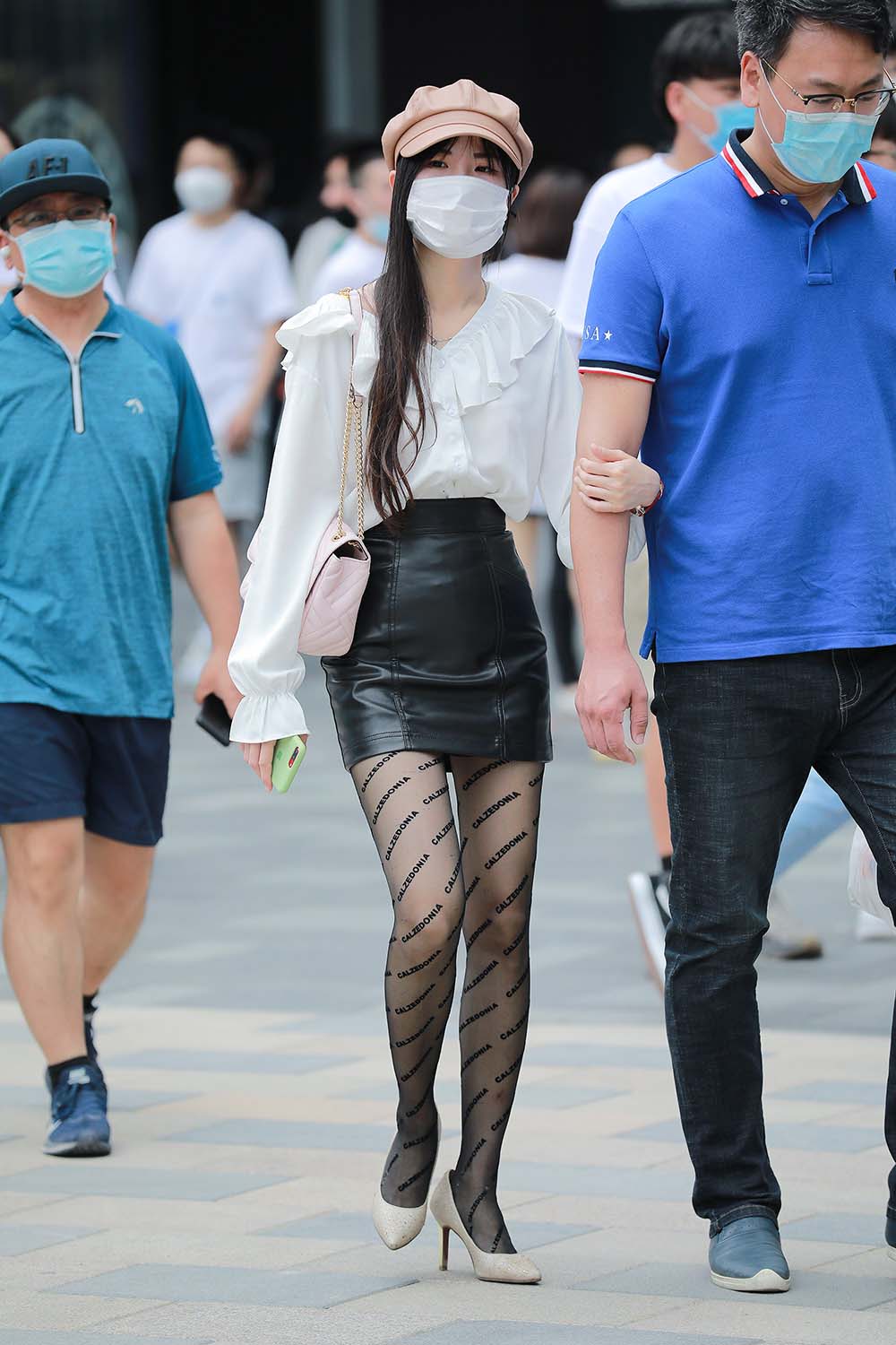 精选街拍作品 NO.0661 四九城嘎子街拍作品 – 黑丝皮裙女友 街拍-第1张