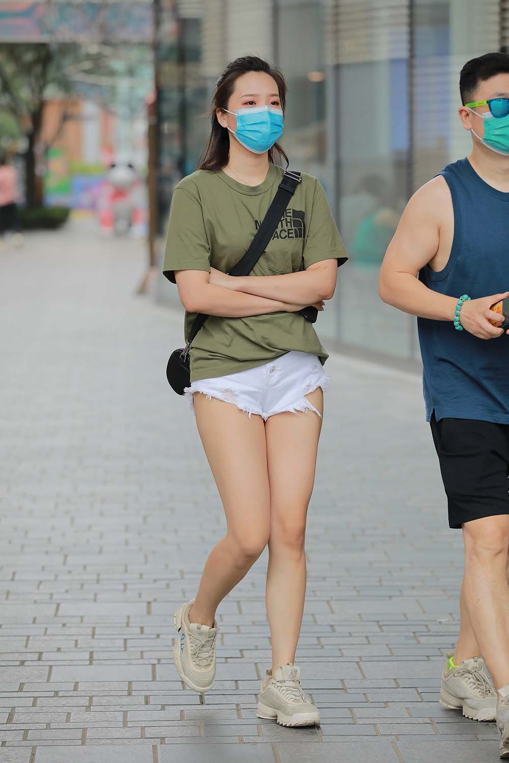 精选街拍作品 NO.0692 玻璃街拍作品 – 白色热裤YY女友 街拍-第1张