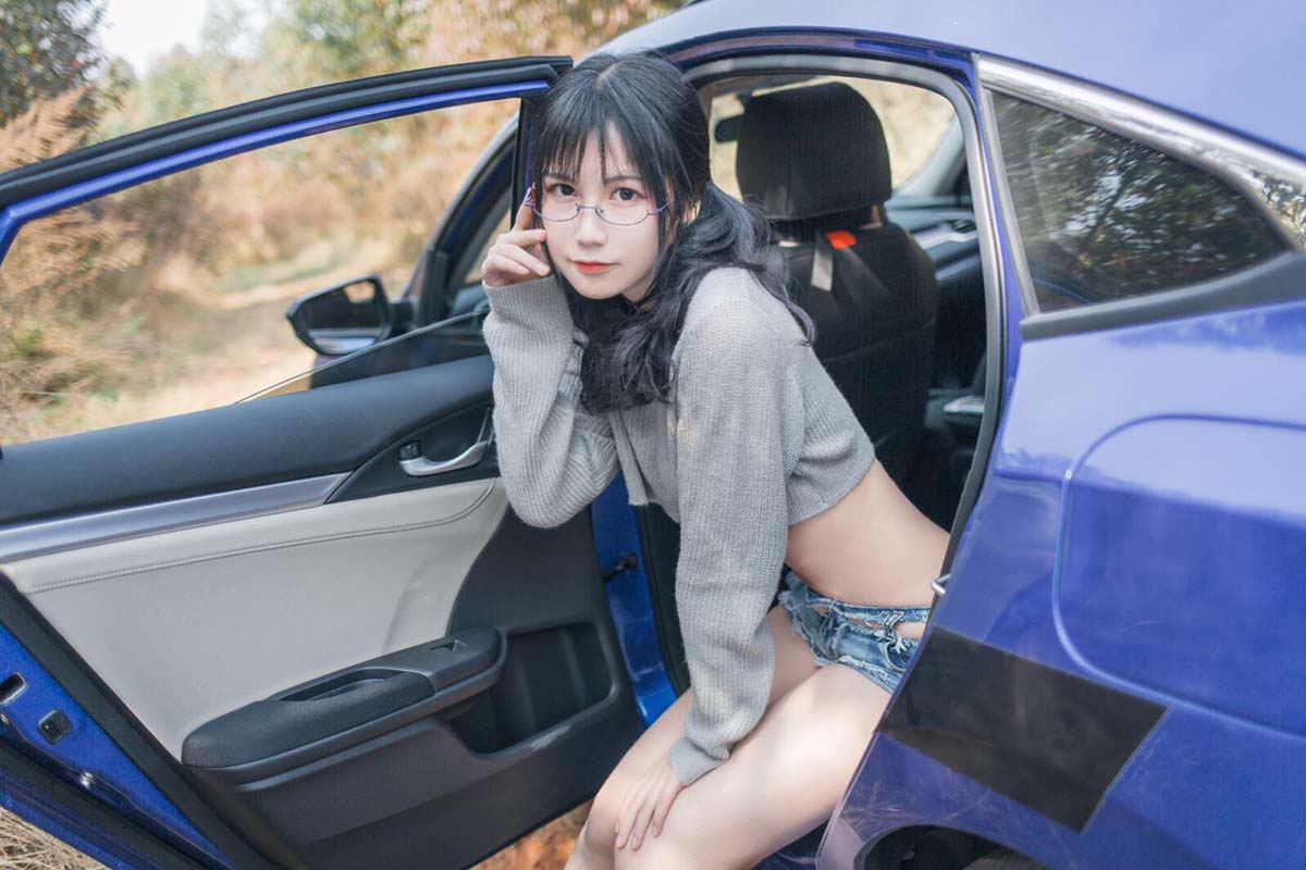 逐月su – 车内牛仔短裤 Cosplay-第1张
