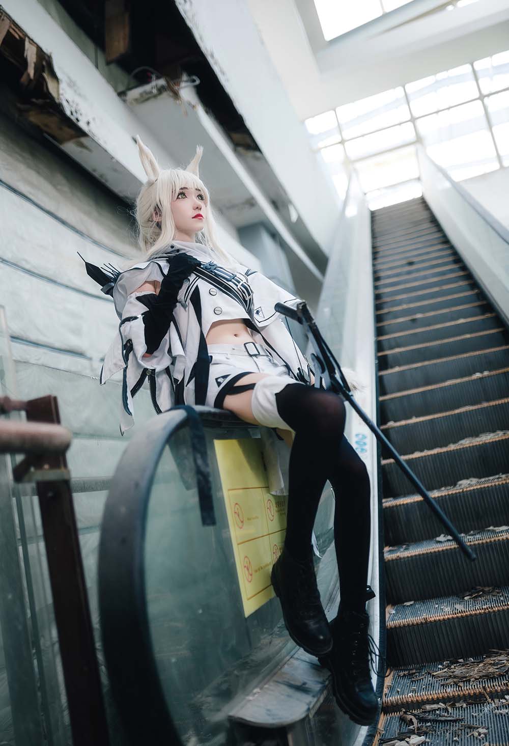 南桃Momoko – 白金常服 Cosplay-第1张