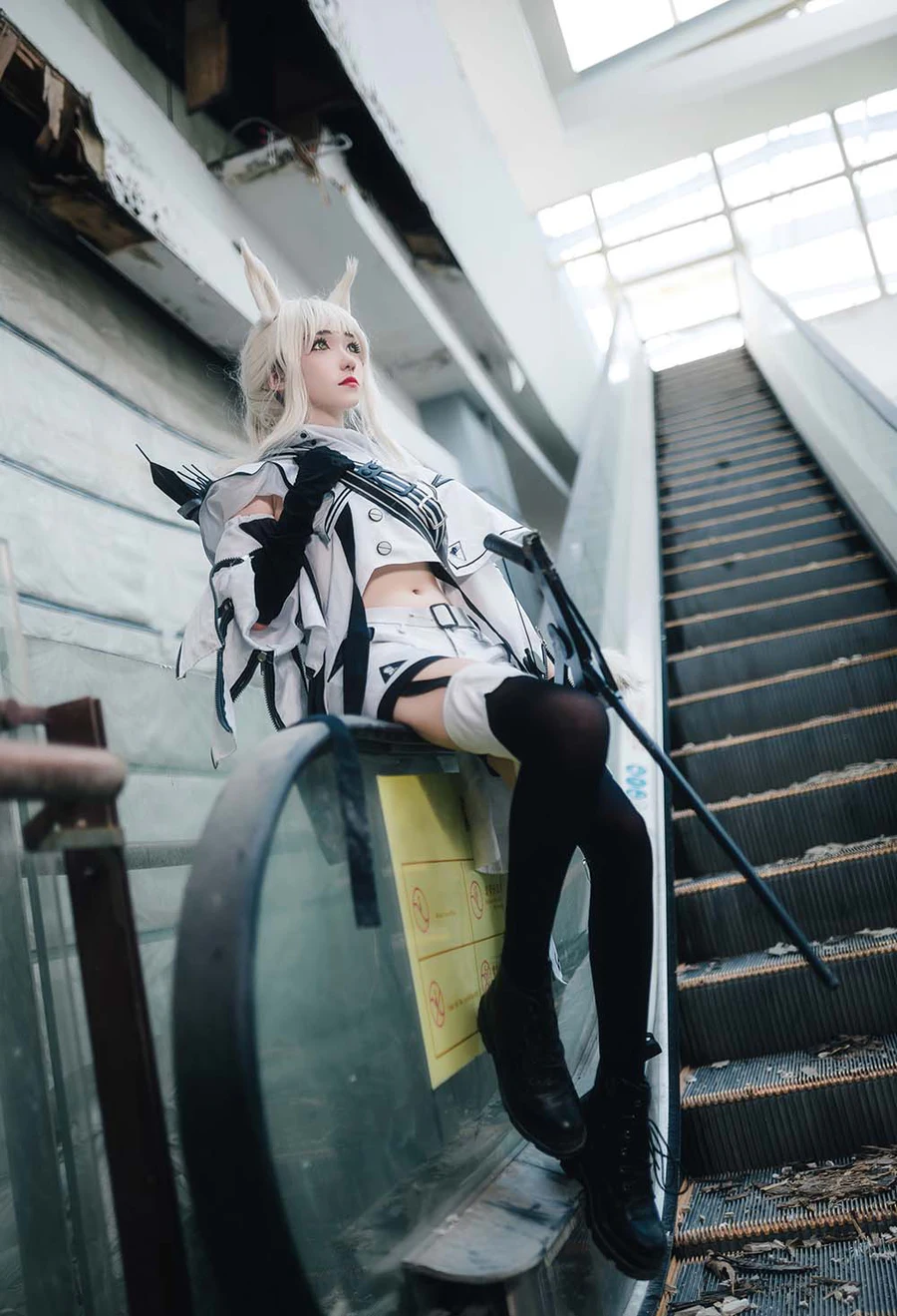 南桃Momoko – 白金常服 Cosplay-第1张