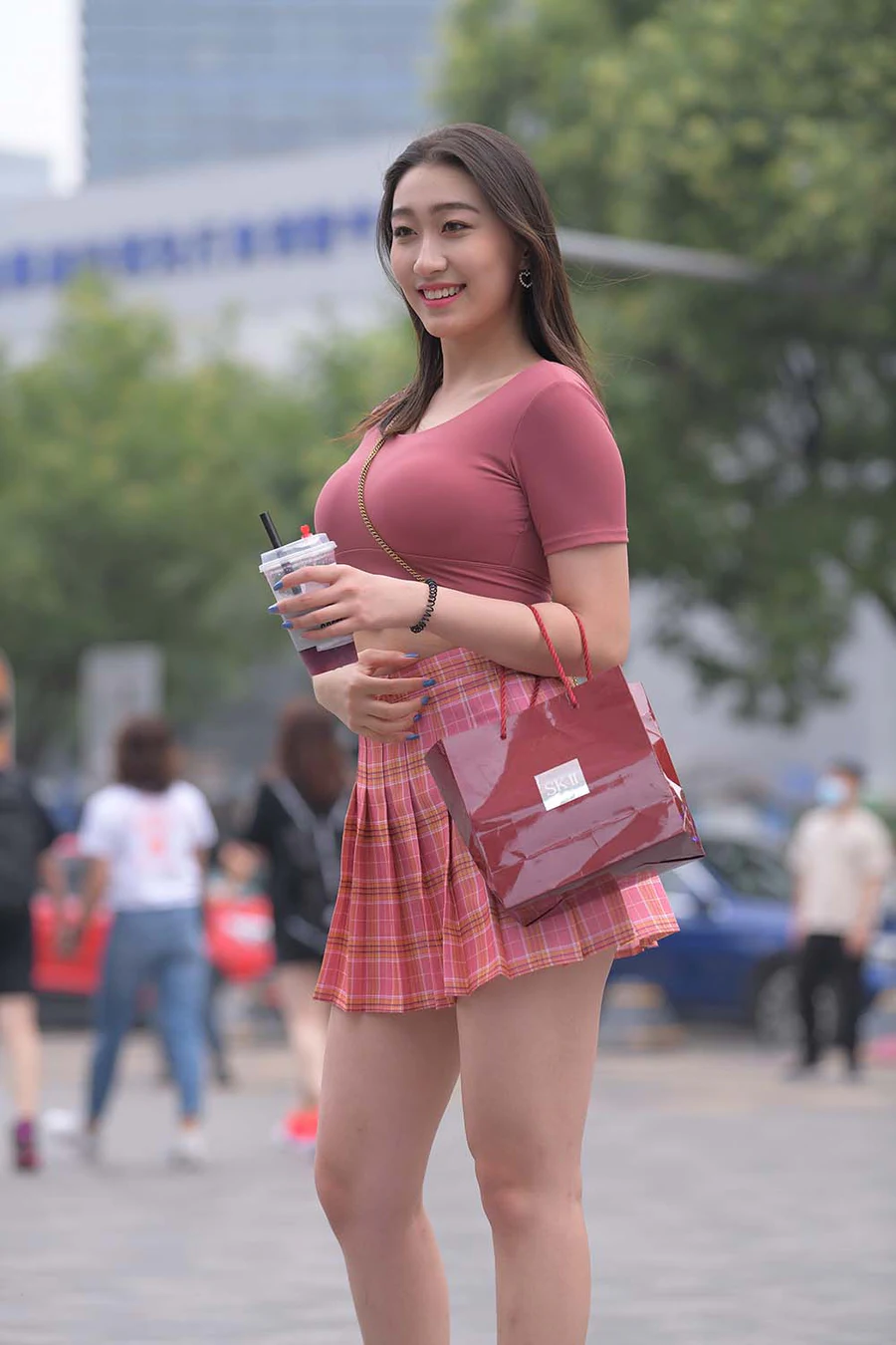 精选街拍作品 NO.0871 红石街拍作品 – 性感短裙美女 街拍-第1张