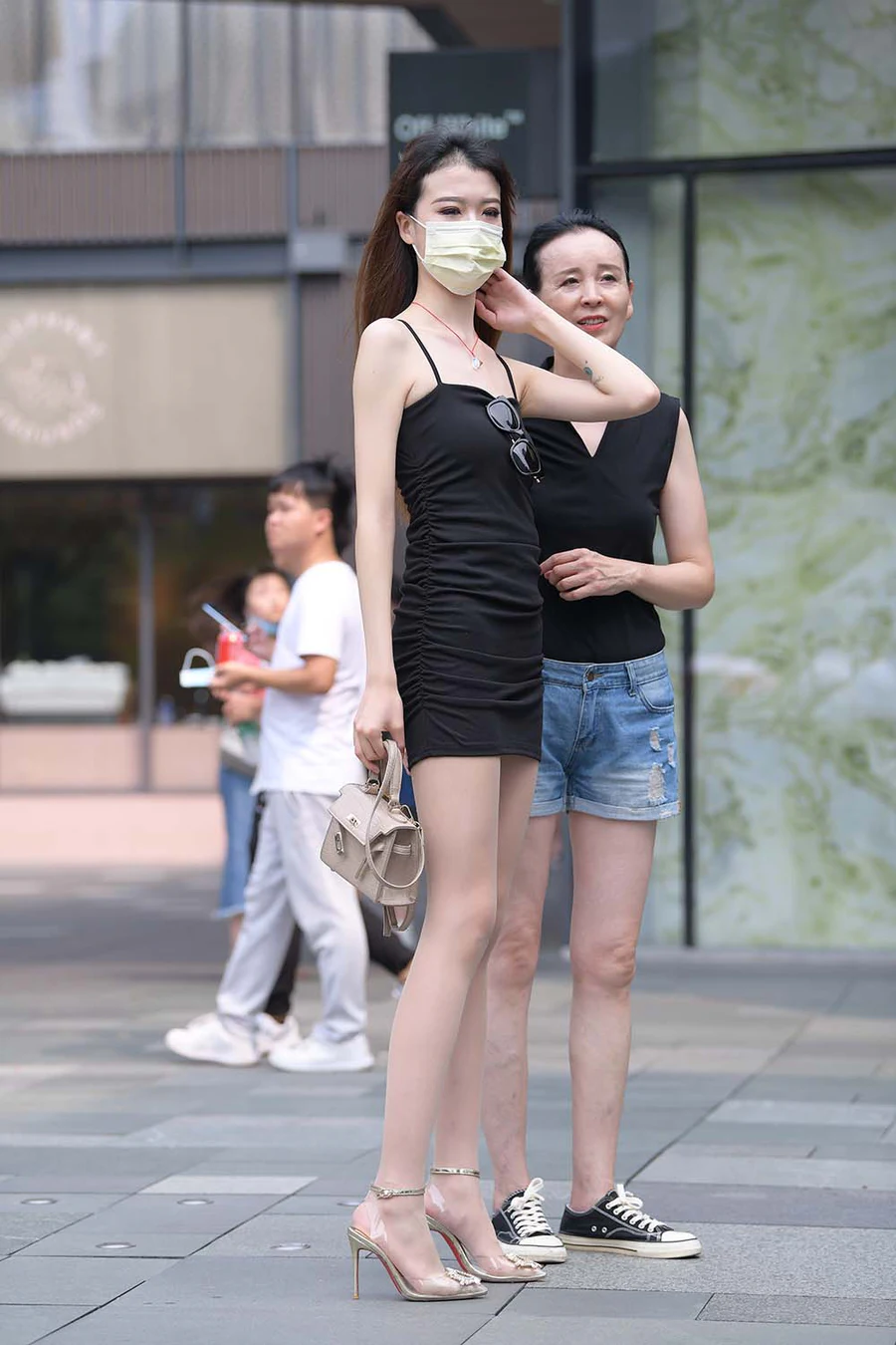 精选街拍作品 NO.0896 摄神街拍作品 – 性感吊带裙肉丝美腿美女 街拍-第2张