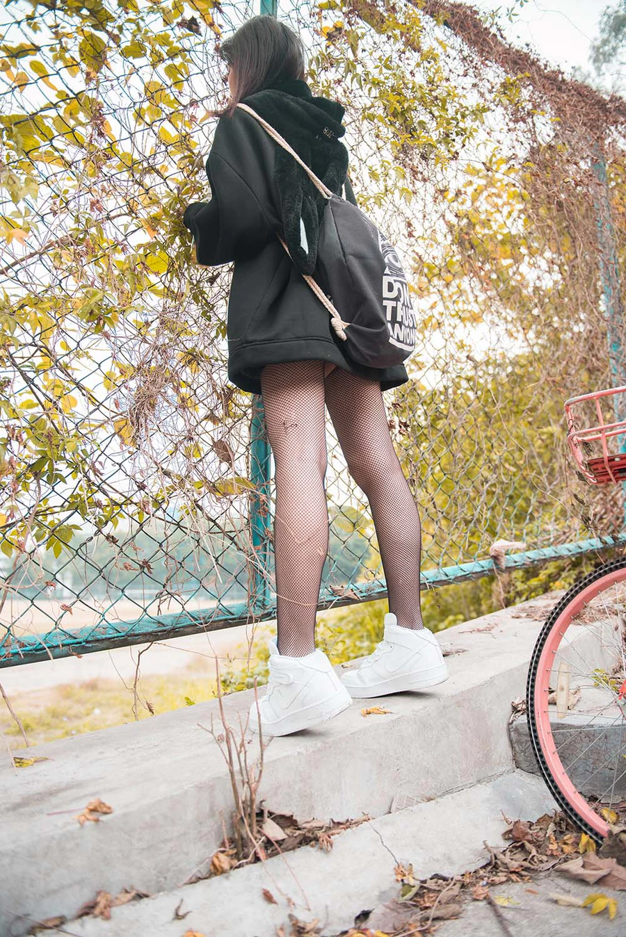 精选街拍作品 NO.0965 小透明DK街拍作品 – 好奇心重的网袜少女 街拍-第1张