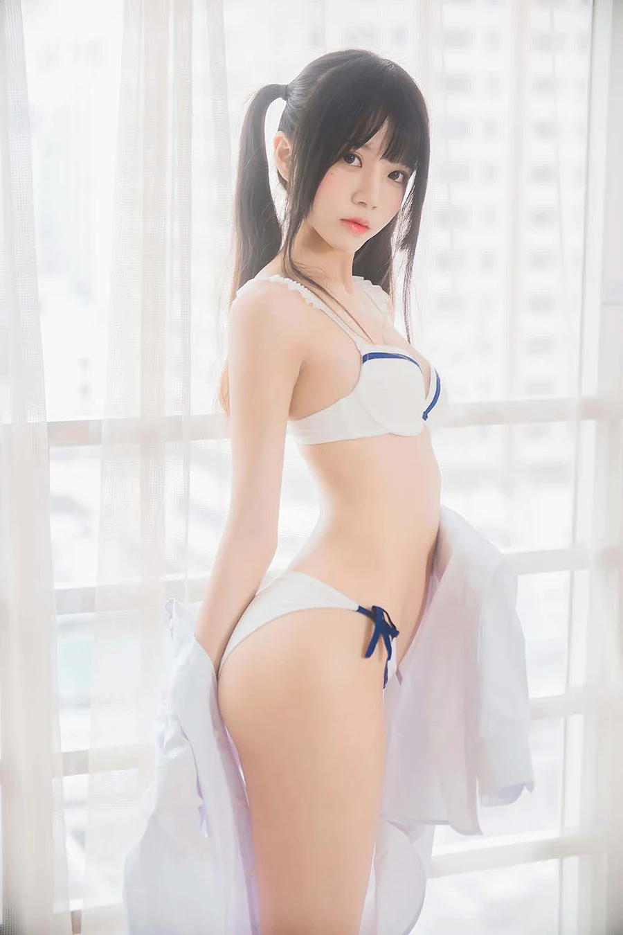 桜桃喵 – 白衬衫双马尾 Cosplay-第1张