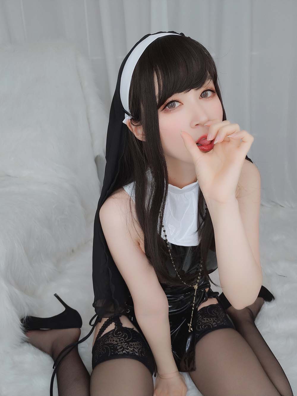 白银81 – 皮衣修女 Cosplay-第2张