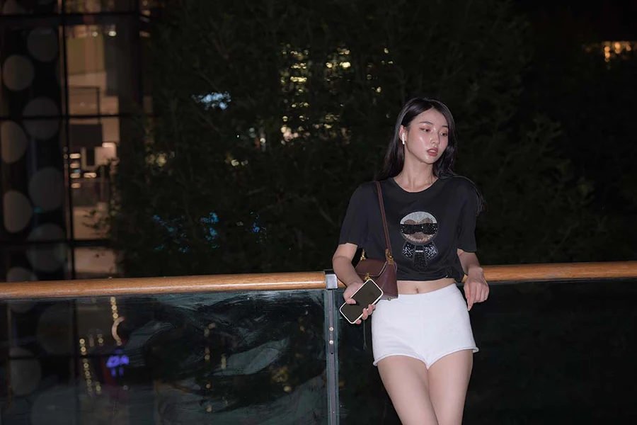 精选街拍作品 NO.1345 一只麋鹿摄影作品 – 夜拍白色热裤美女 街拍-第2张