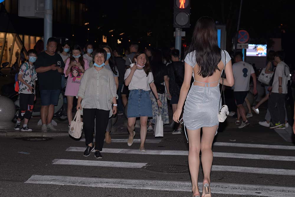 精选街拍作品 NO.1334 一只麋鹿摄影作品 – 蓝色露背包臀裙美女 街拍-第1张
