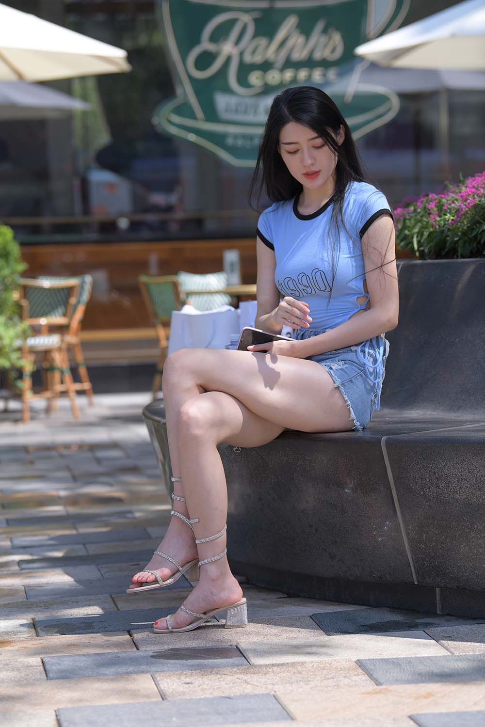 精选街拍作品 NO.1363 一只麋鹿摄影作品 – 蓝色牛仔热裤美女 街拍-第1张