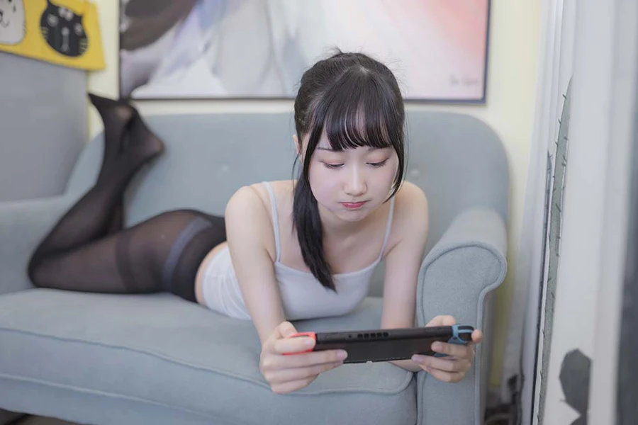 木绵绵OwO – 背心黑丝居家写真 Cosplay-第1张