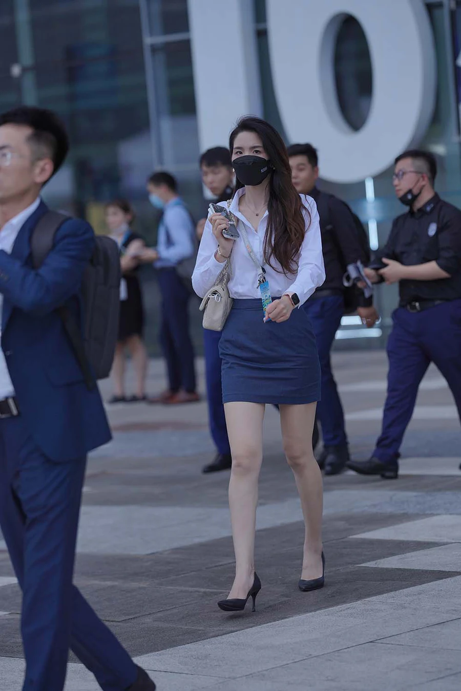 精选街拍作品 NO.1591 还在上班的蓝裙美女 街拍-第1张