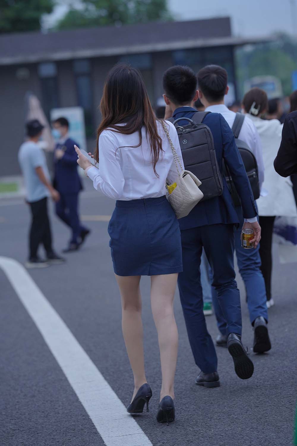 精选街拍作品 NO.1591 还在上班的蓝裙美女 街拍-第2张