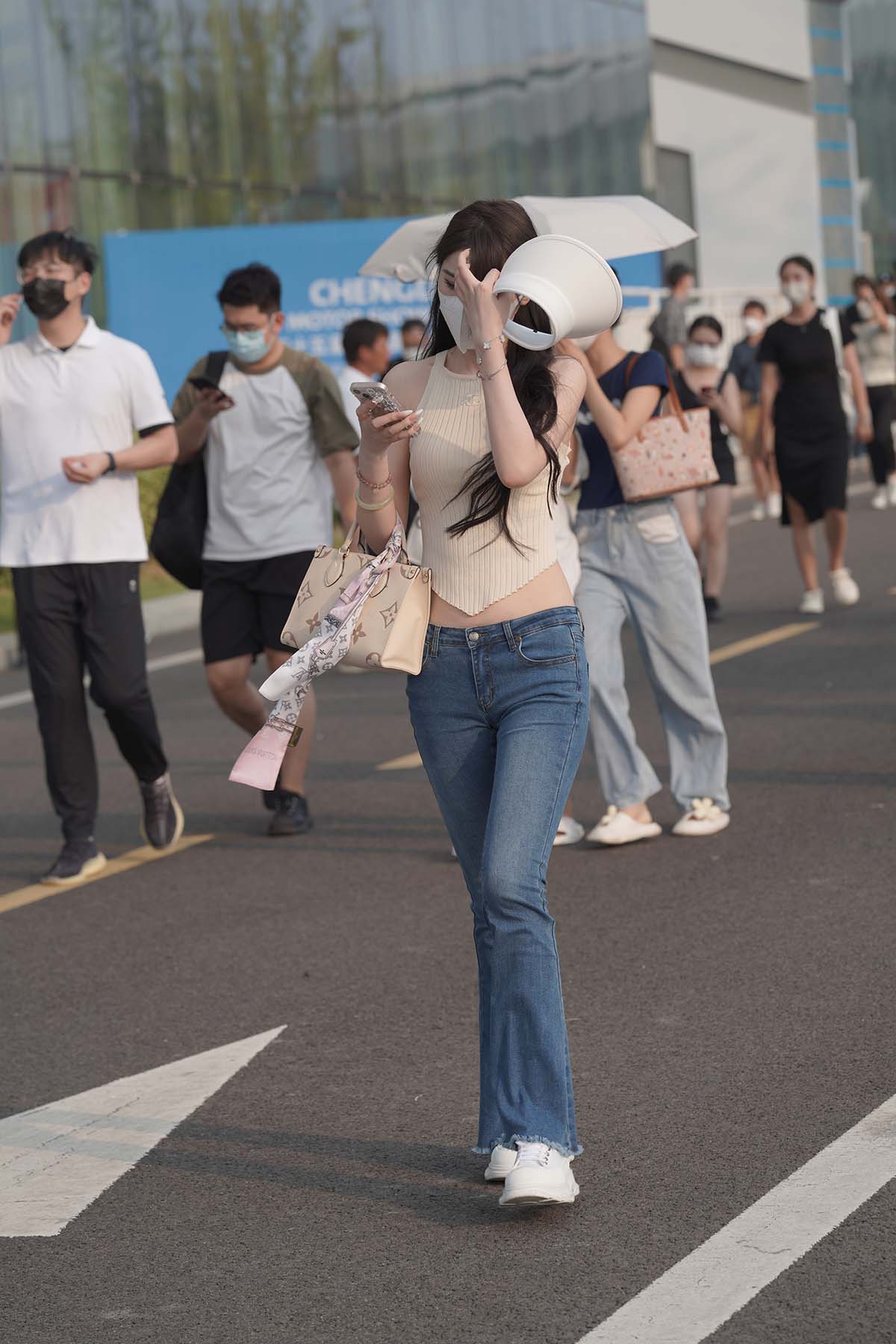 精选街拍作品 NO.2022 清爽喇叭牛仔裤 街拍-第1张