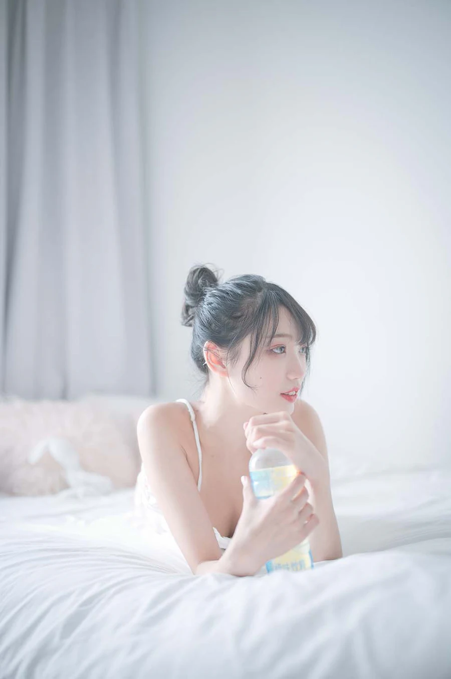 周叽是可爱兔兔 – 白色睡衣 Cosplay-第1张