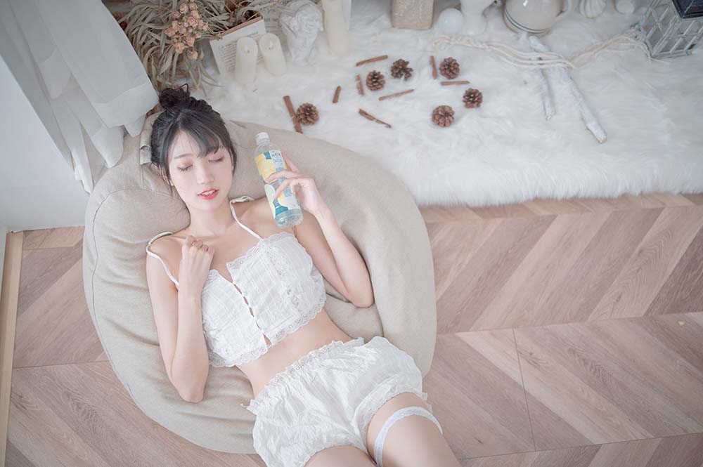 周叽是可爱兔兔 – 白色睡衣 Cosplay-第2张