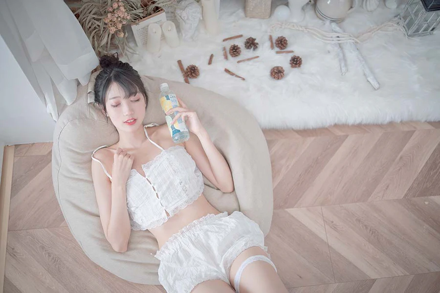 周叽是可爱兔兔 – 白色睡衣 Cosplay-第2张