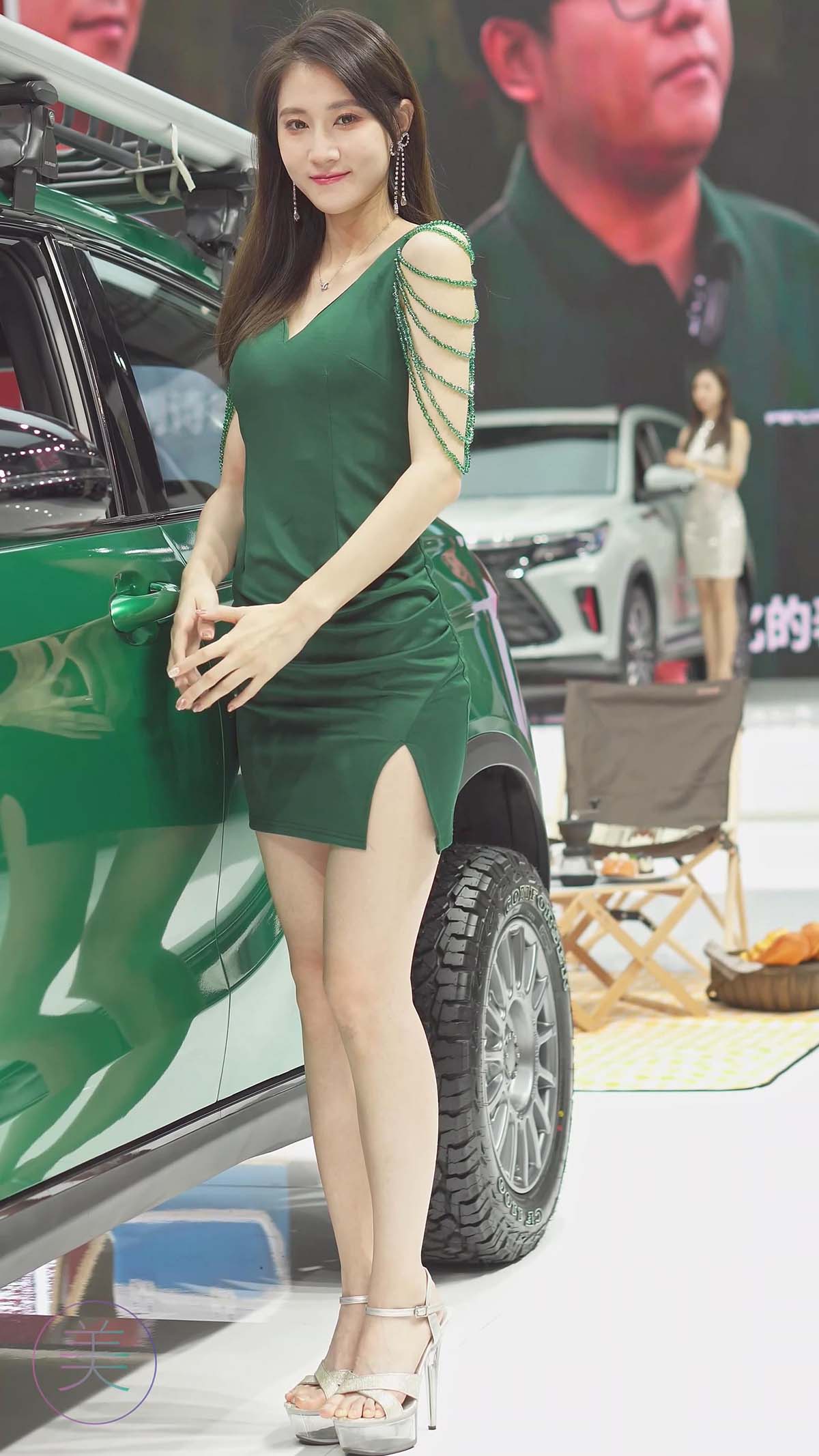 2021 广州车展 Racing Model 东风风光车模03 街拍-第1张
