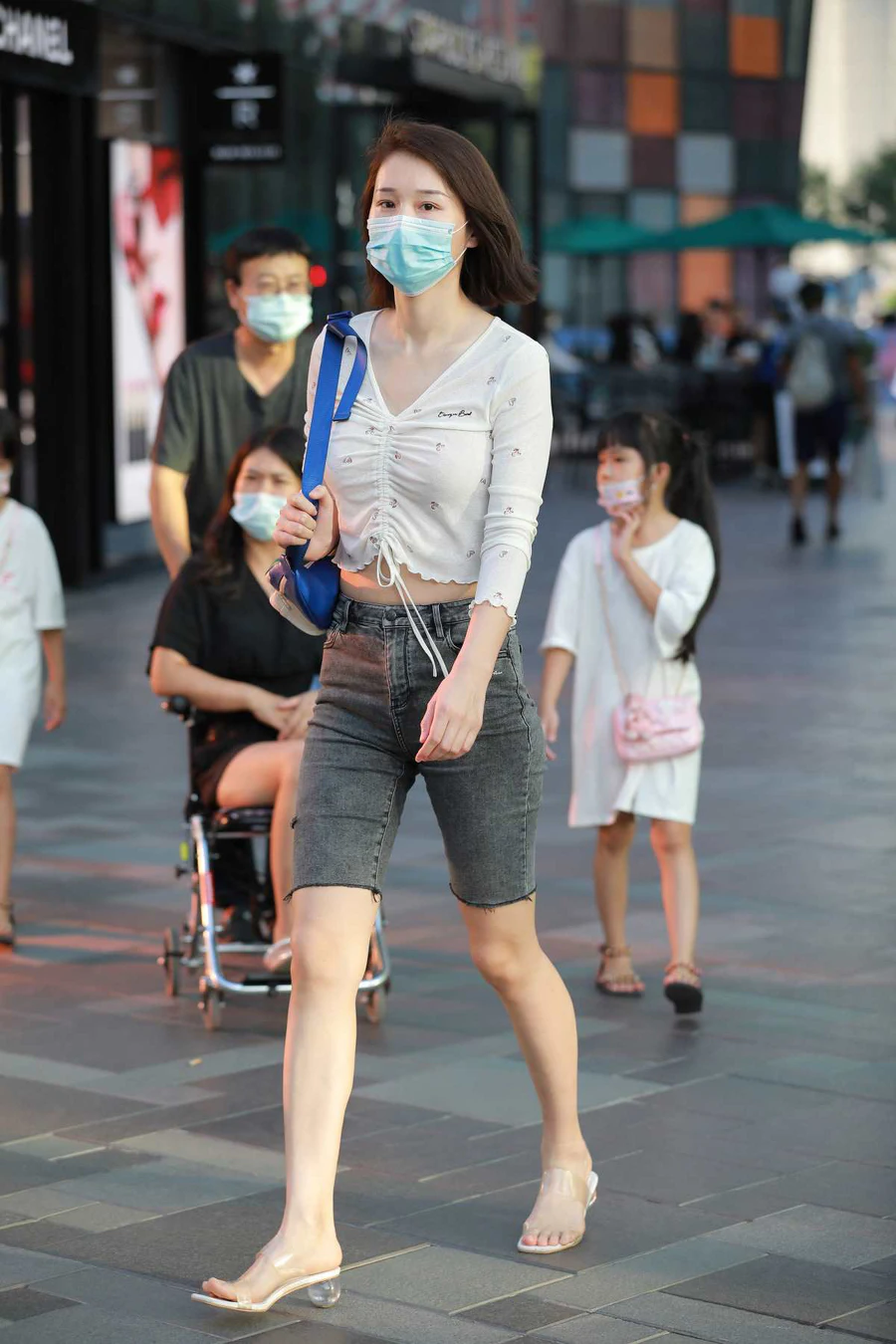 精选街拍作品 NO.3092 灰色紧牛美腿凉高 街拍-第1张