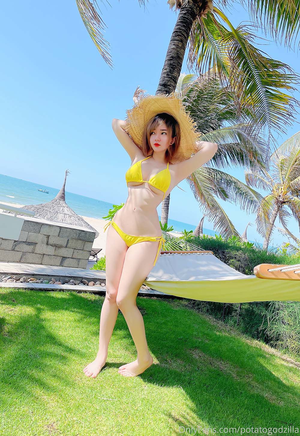Potato Godzilla – Yellow Bikini Cosplay-第1张