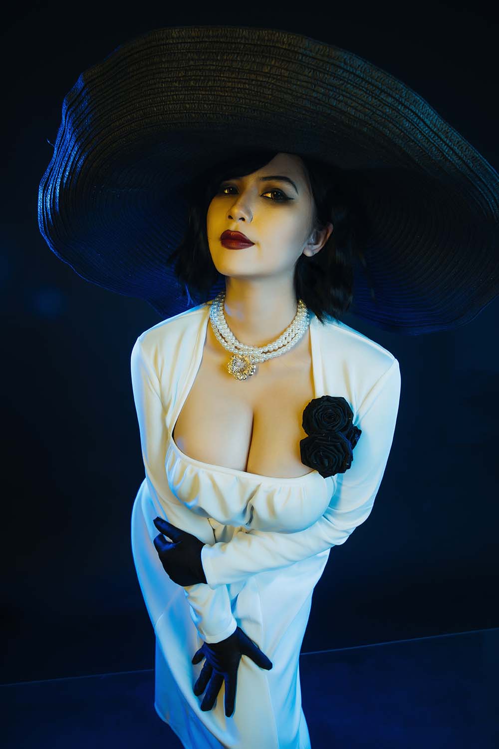 Uy Uy – Lady Dimitrescu Cosplay-第1张