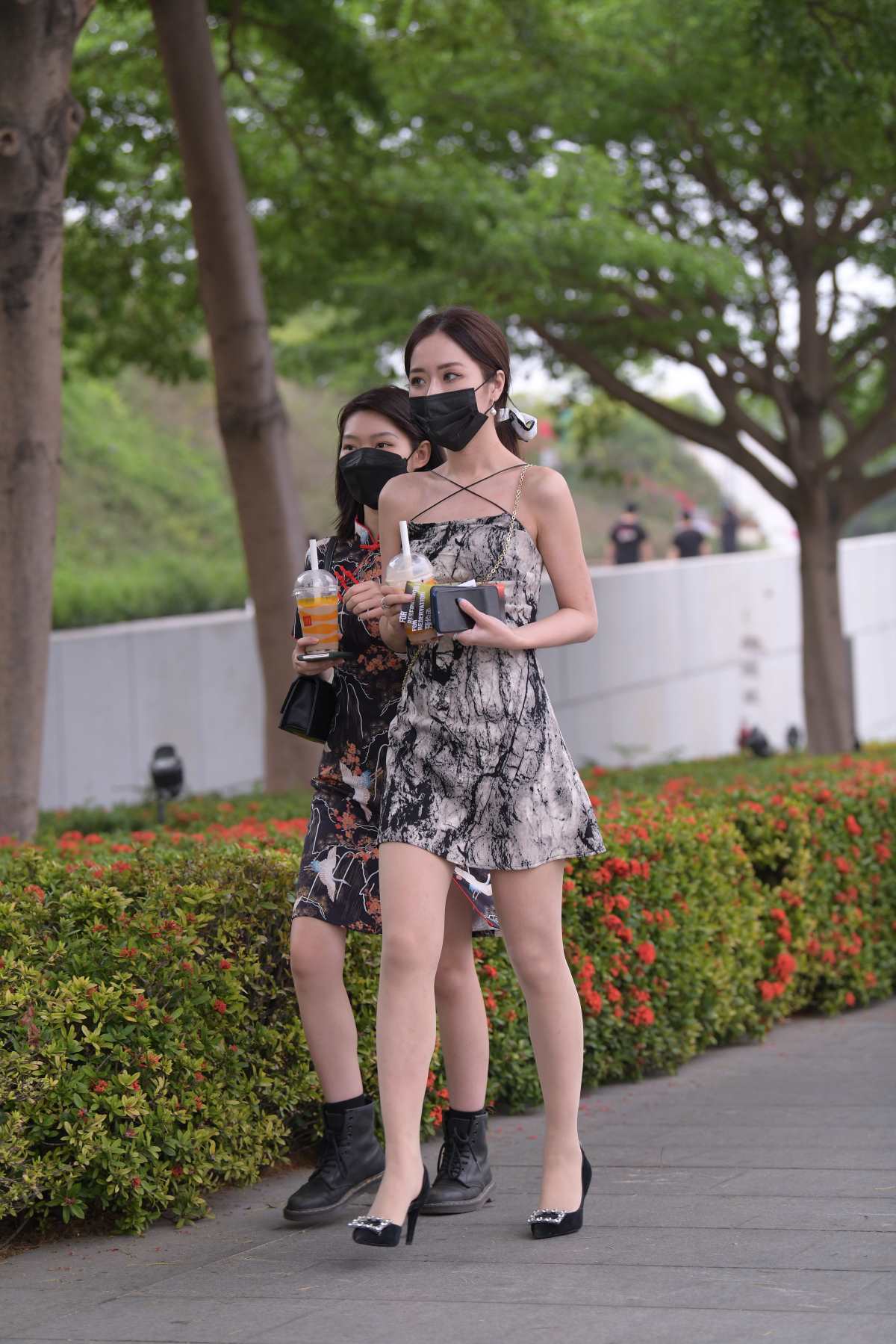 精选街拍作品 NO.3248 泼墨风吊带裙 街拍-第1张