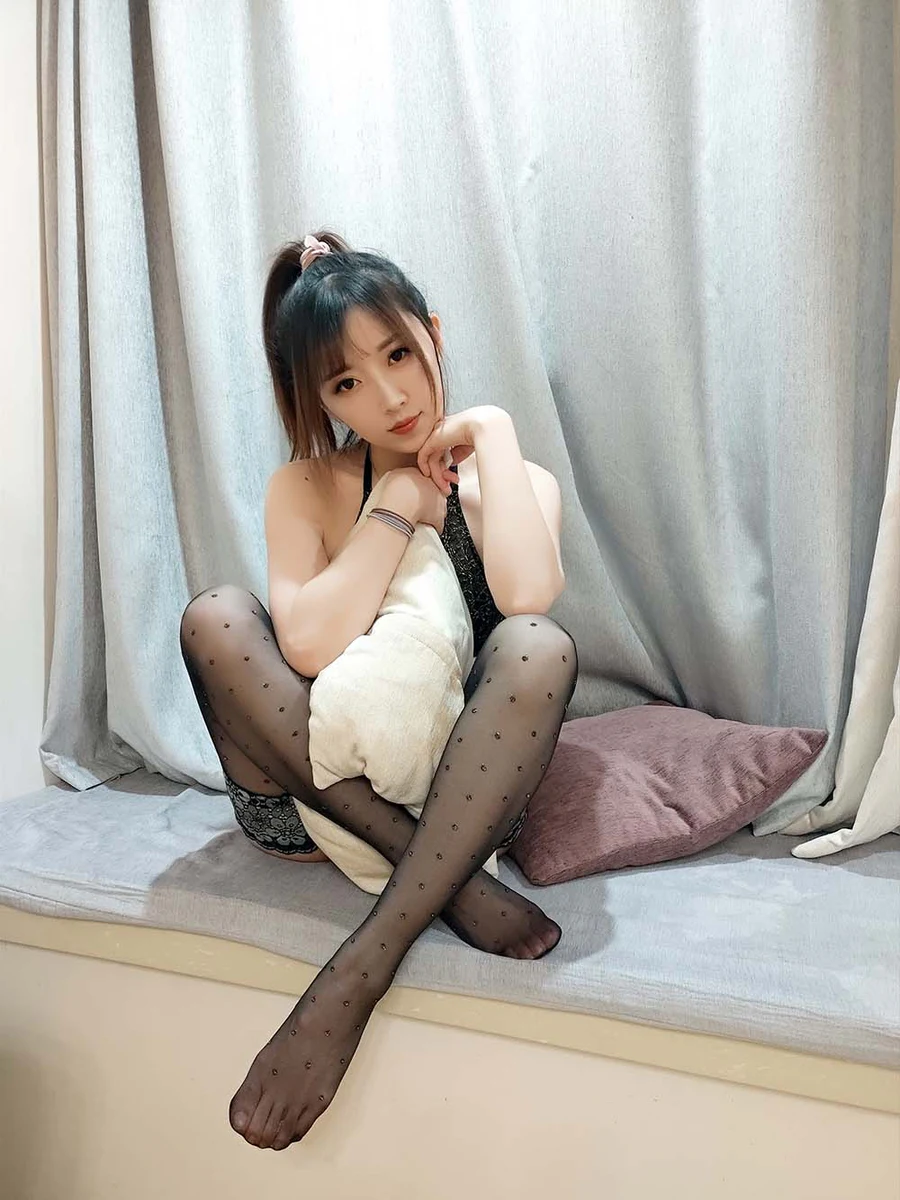 小女巫露娜 – 蕾丝亮钻黑色长筒 Cosplay-第2张