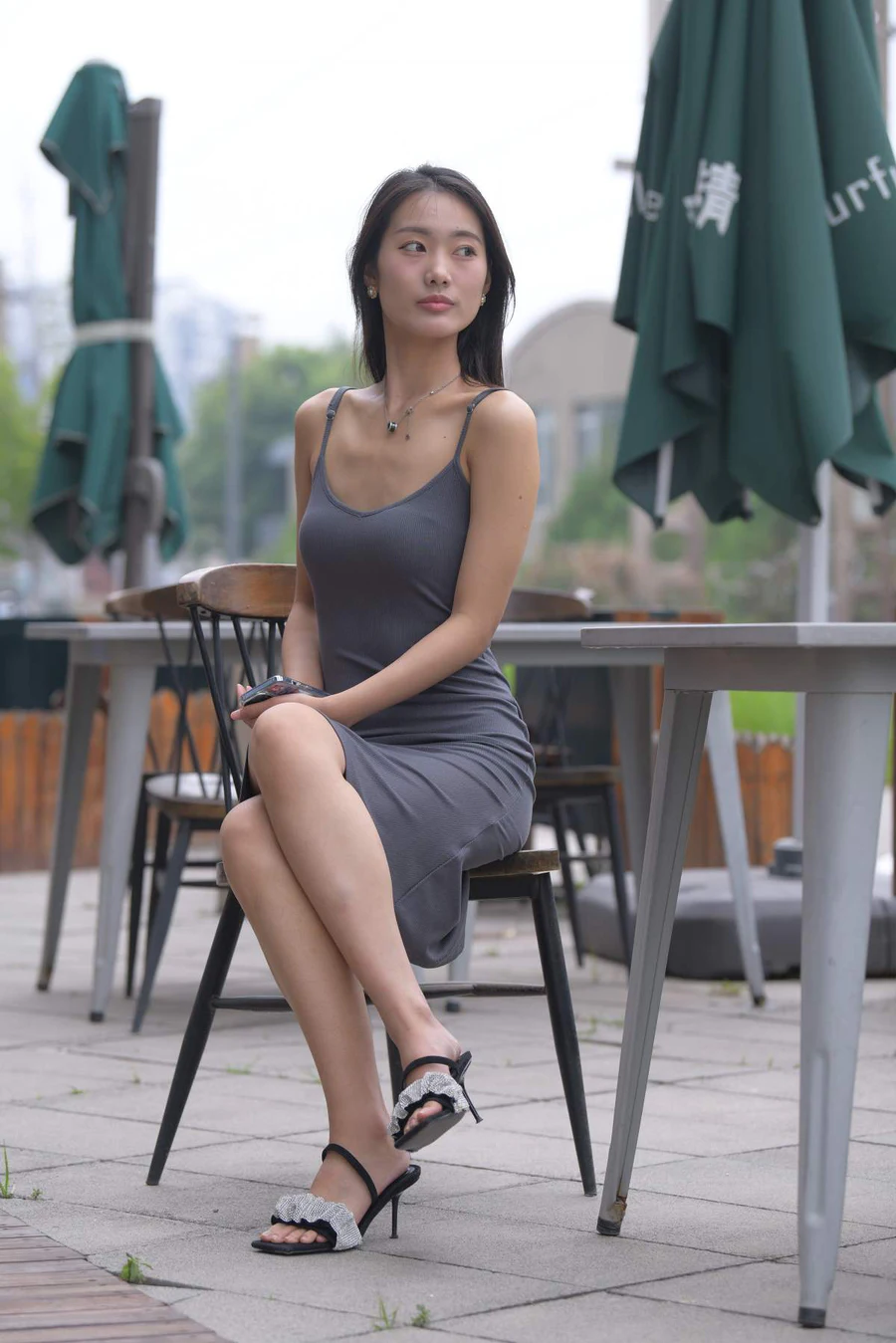 精选街拍作品 NO.3801 一始街拍作品 – 灰裙女子 街拍-第1张