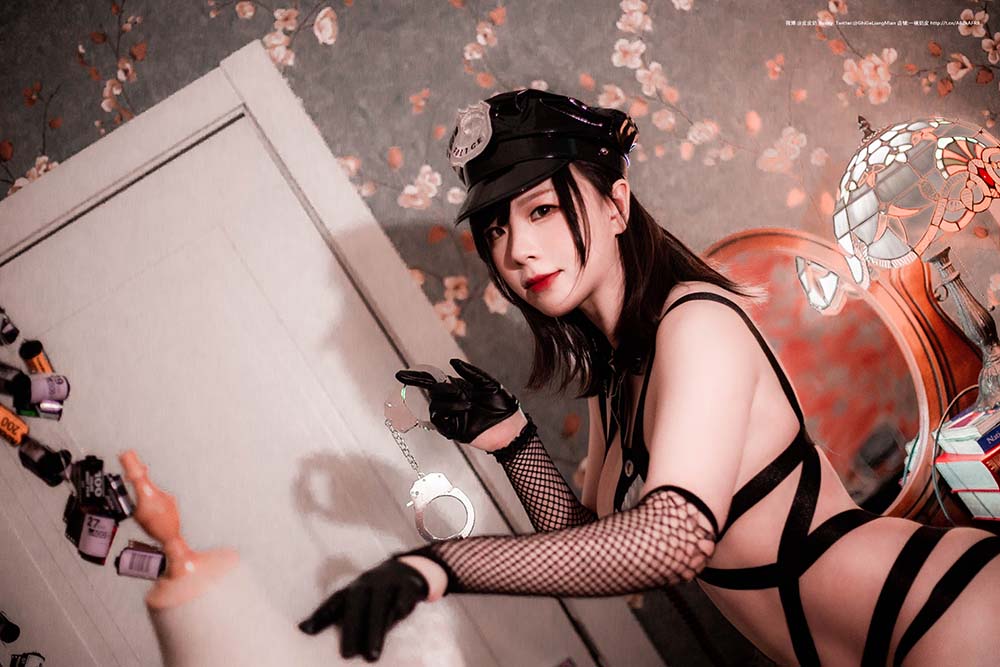 皮皮奶可可爱了啦 – 银色女警 Cosplay-第1张