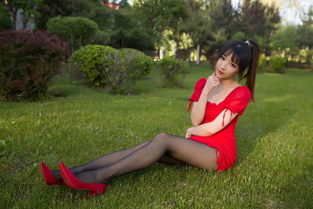 小女巫露娜 – 户外小红裙 Cosplay-第1张
