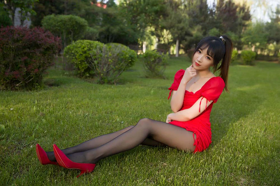 小女巫露娜 – 户外小红裙 Cosplay-第1张