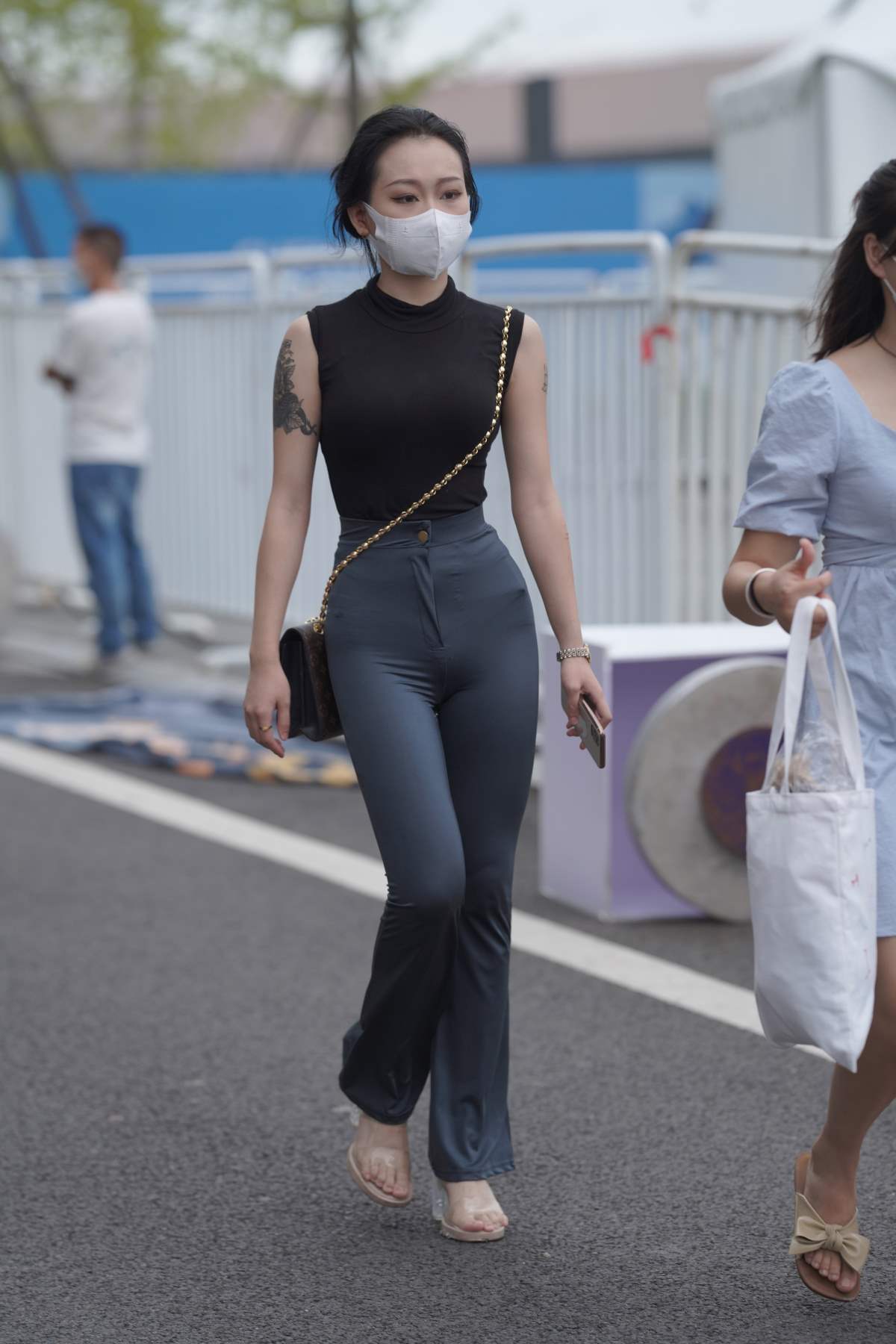 精选街拍作品 NO.3852 修身装好身材纹身 街拍-第1张