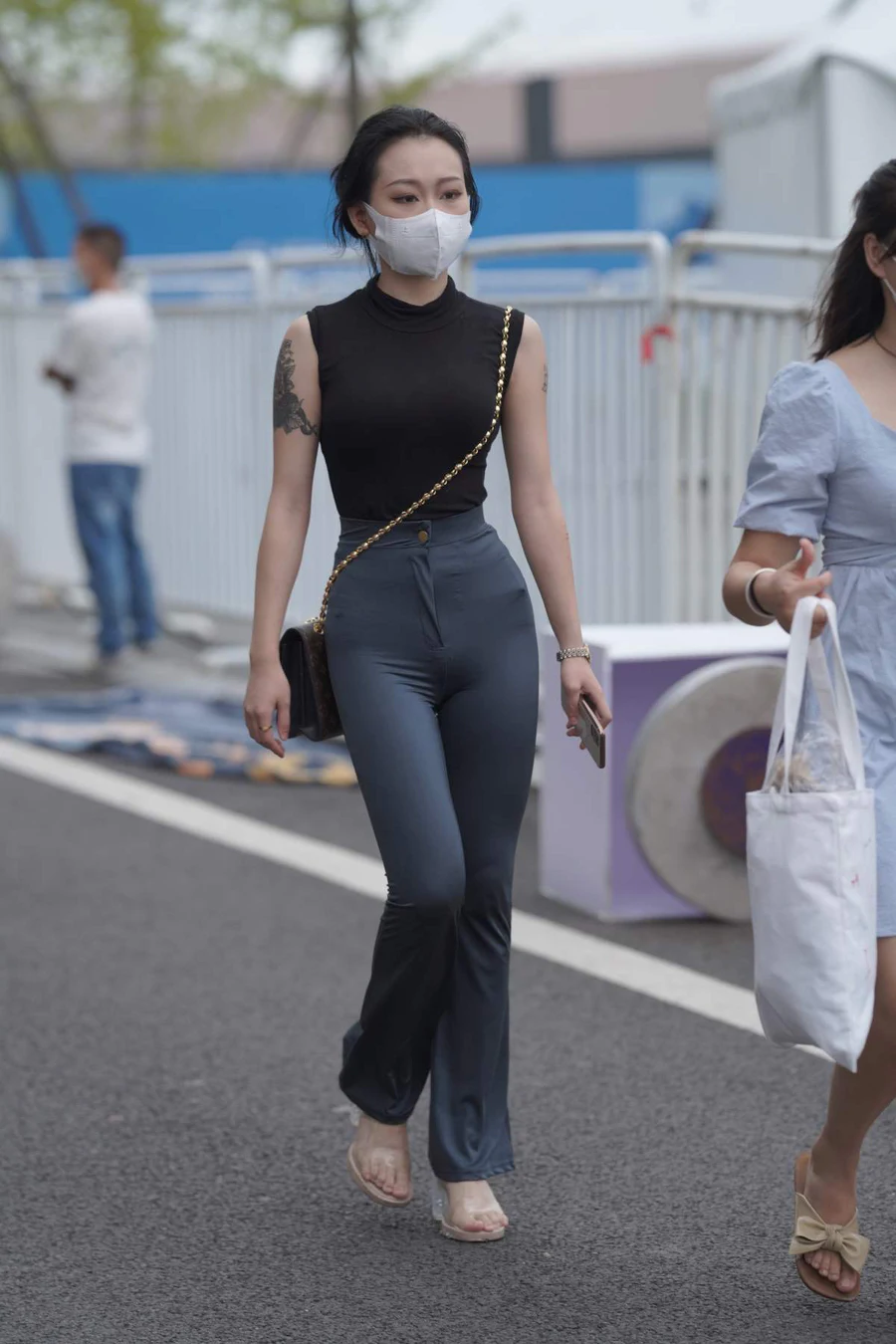 精选街拍作品 NO.3852 修身装好身材纹身 街拍-第1张