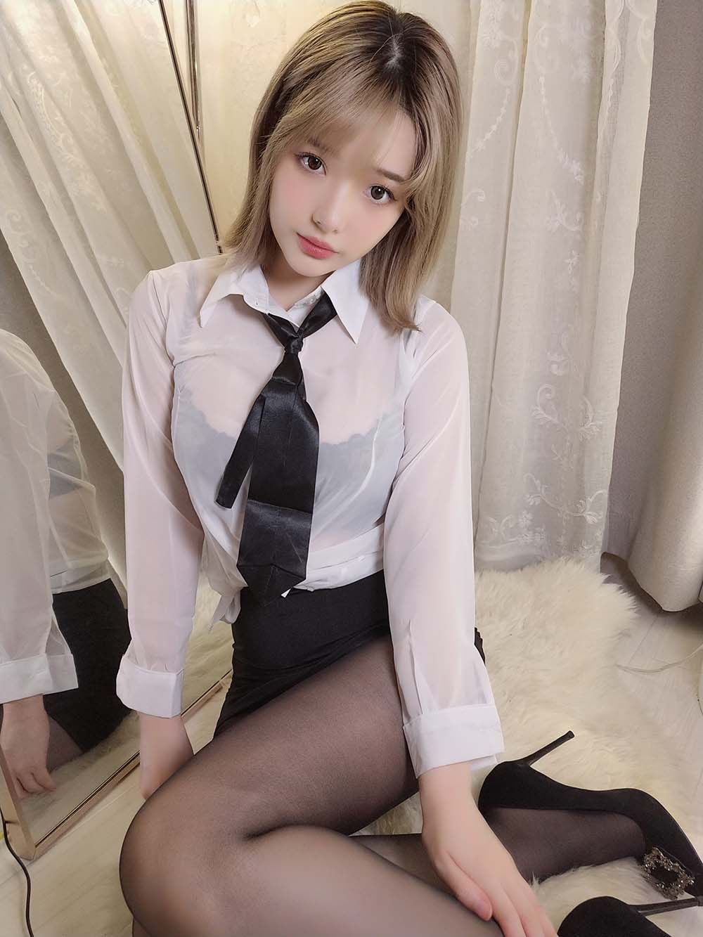 雯妹 – 白衬衫 Cosplay-第1张