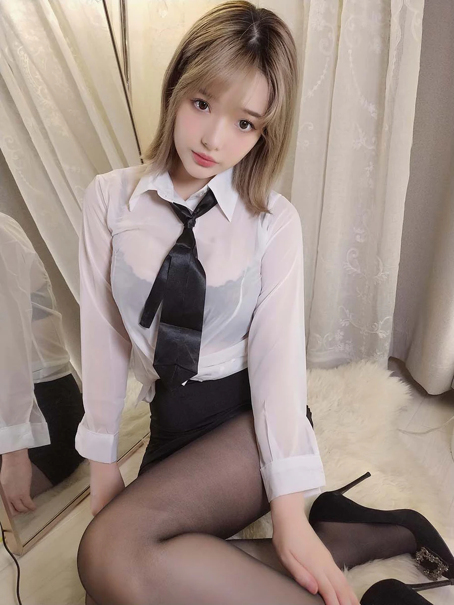 雯妹 – 白衬衫 Cosplay-第1张