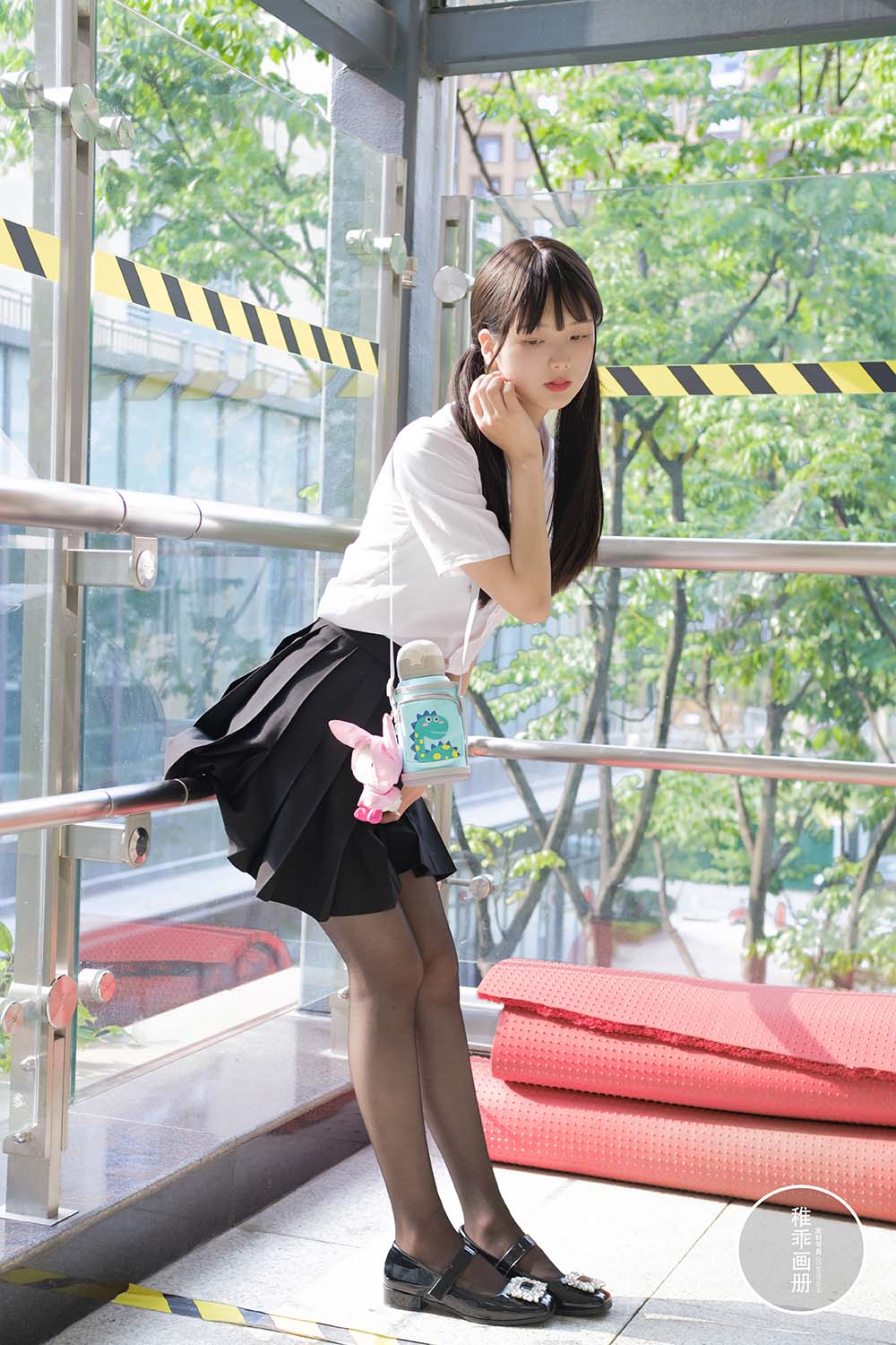 柴系小乖(稚乖画册) – 夜夜 逛街13d黑丝 Cosplay-第1张