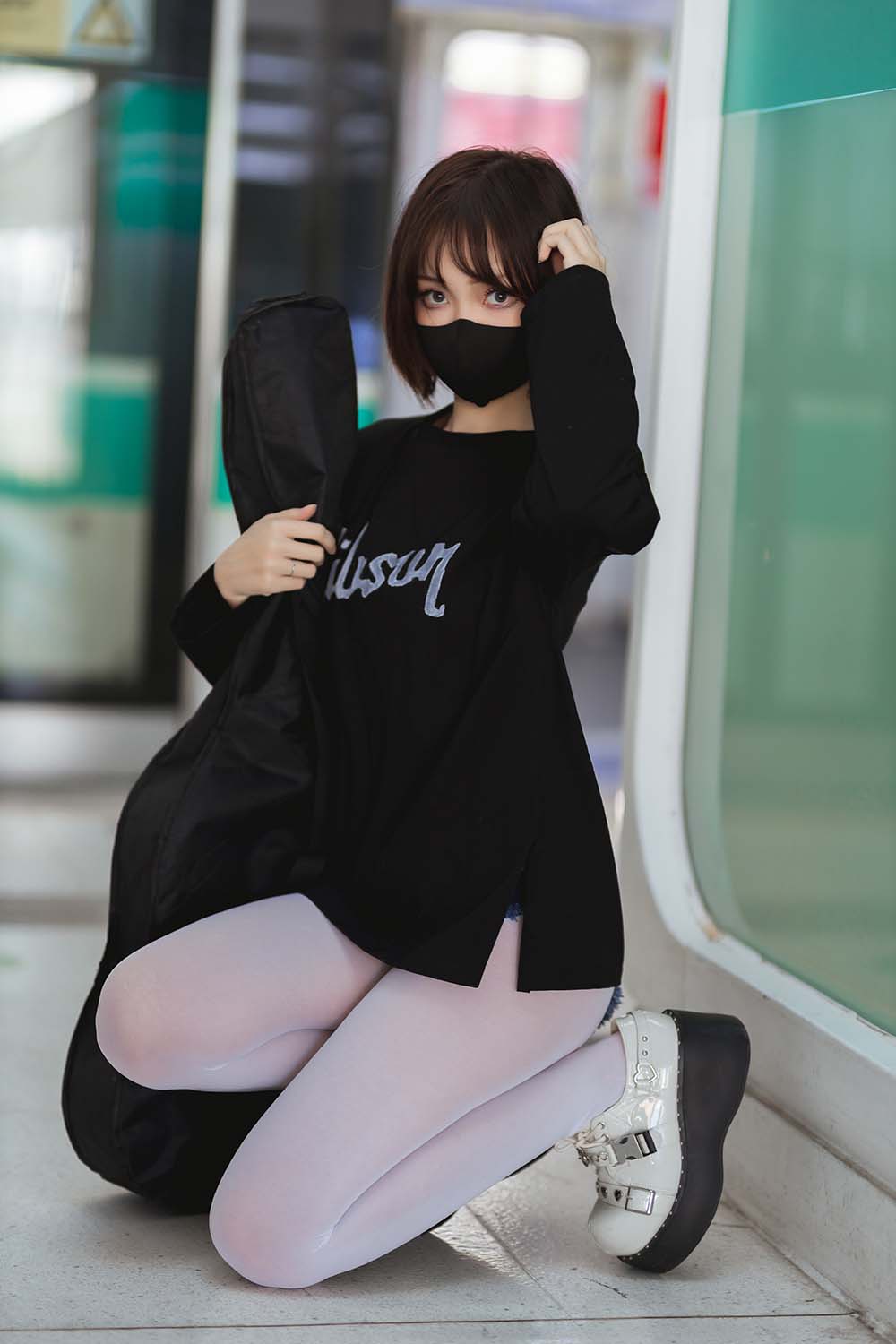 洛桑w伊梓 – 地铁吉他 Cosplay-第1张