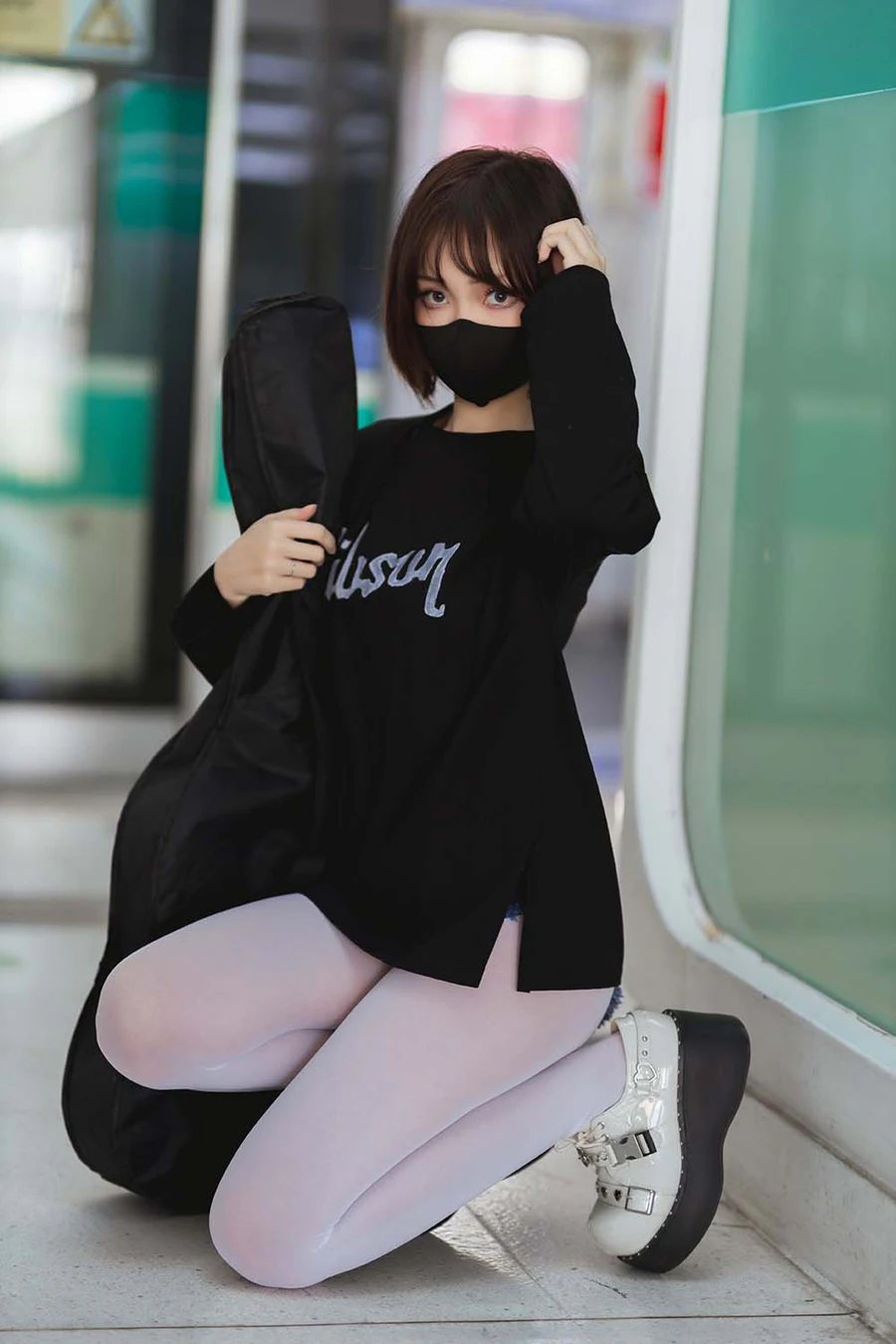 洛桑w伊梓 – 地铁吉他 Cosplay-第1张