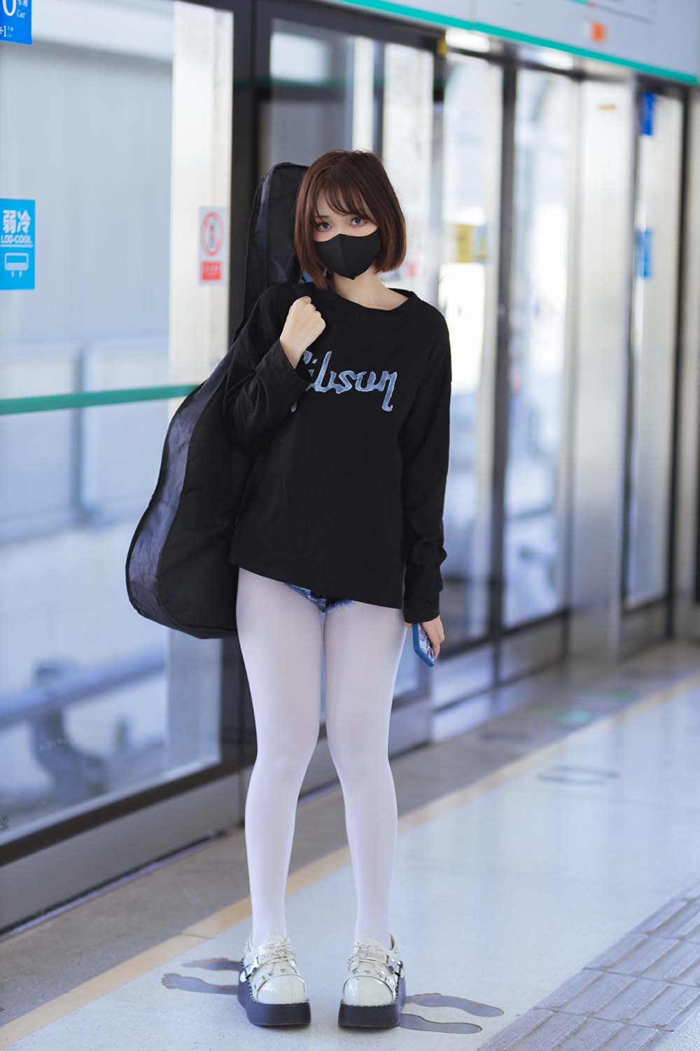洛桑w伊梓 – 地铁吉他 Cosplay-第2张