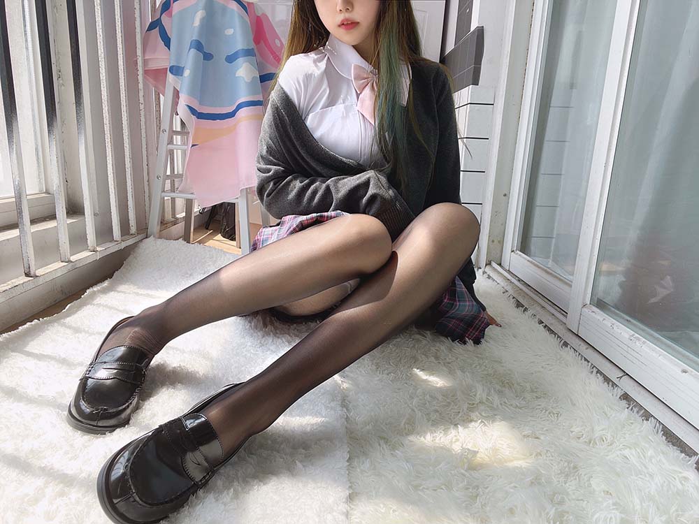 eloise软软 – JK黑丝 Cosplay-第1张