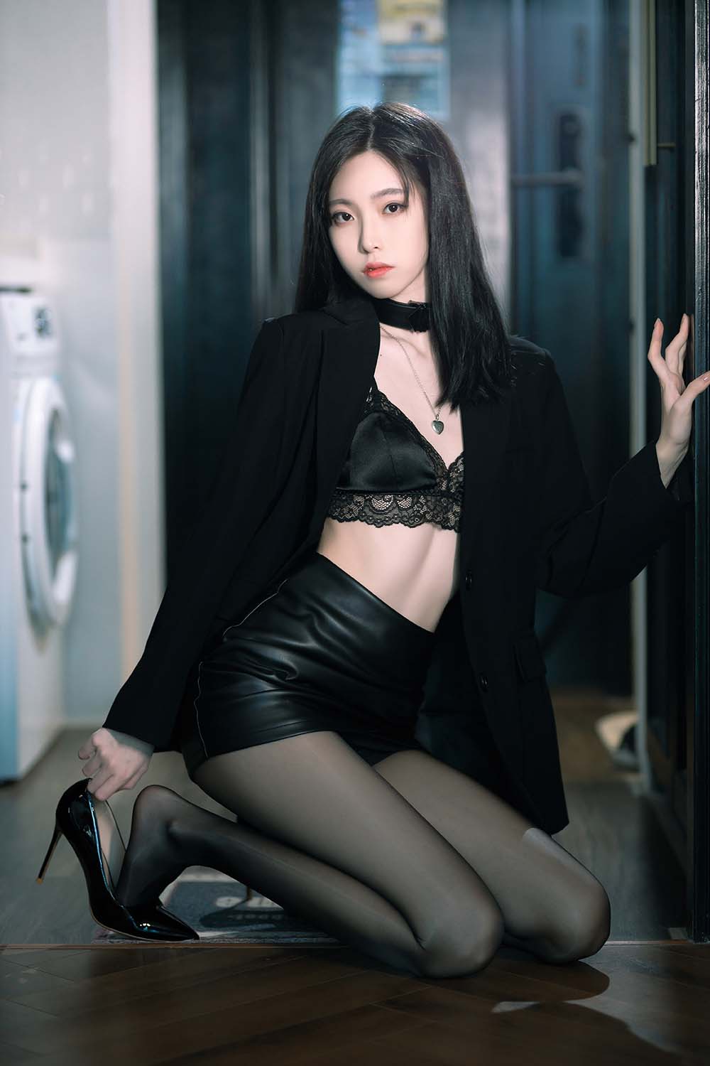 许岚(叁月life) – 黑丝西装 Cosplay-第1张