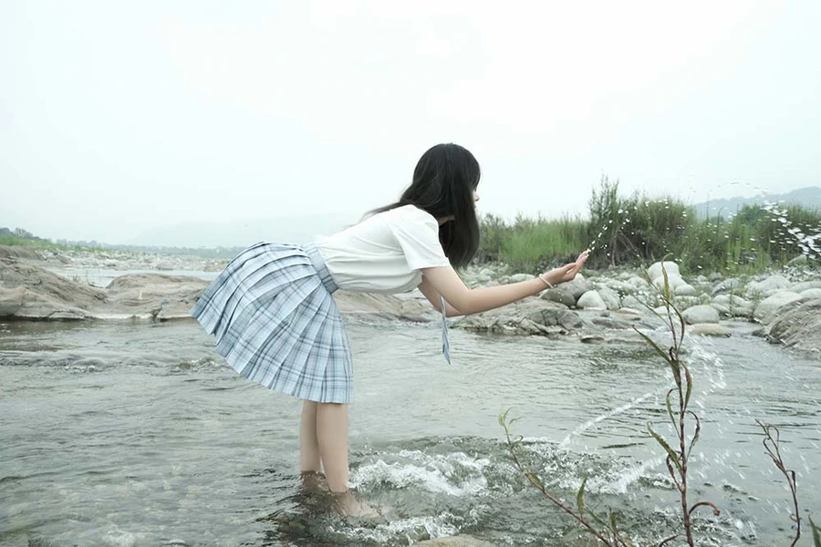 eloise软软 – 河边JK Cosplay-第2张
