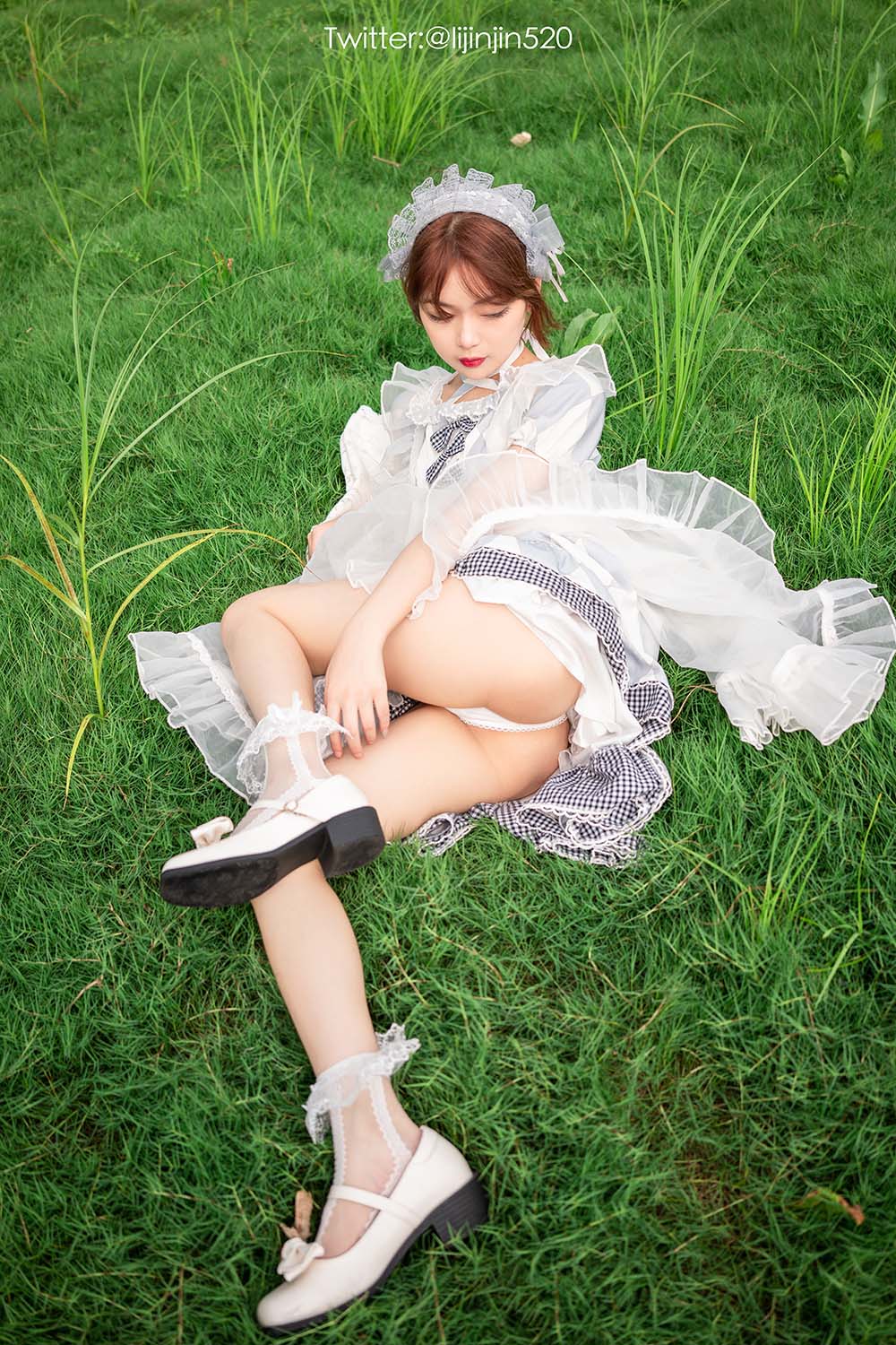 梨瑾瑾 – 草地 Cosplay-第1张