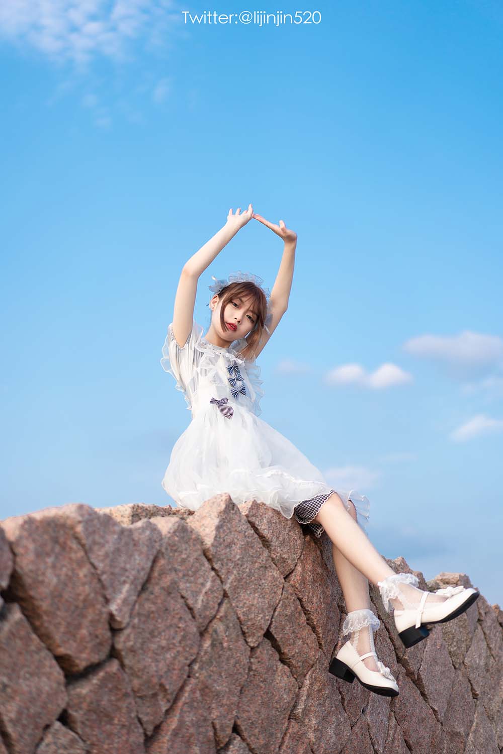 梨瑾瑾 – 草地 Cosplay-第2张