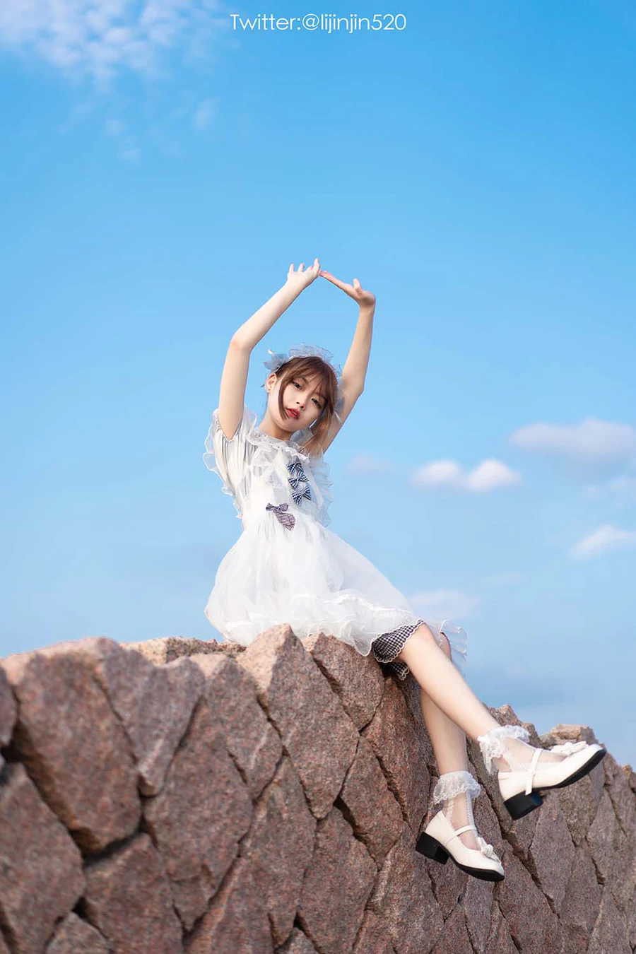 梨瑾瑾 – 草地 Cosplay-第2张