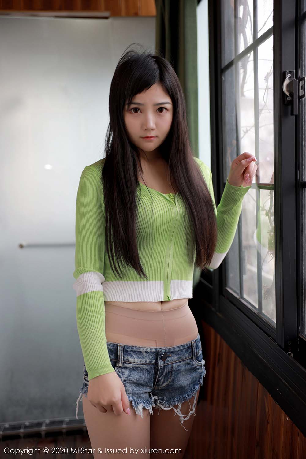 [MFStar模范学院]MF20200318VOL0290 2020.03.18 VOL.290 超短牛仔裤与朦胧丝袜 徐微微mia MFStar模范学院-第1张