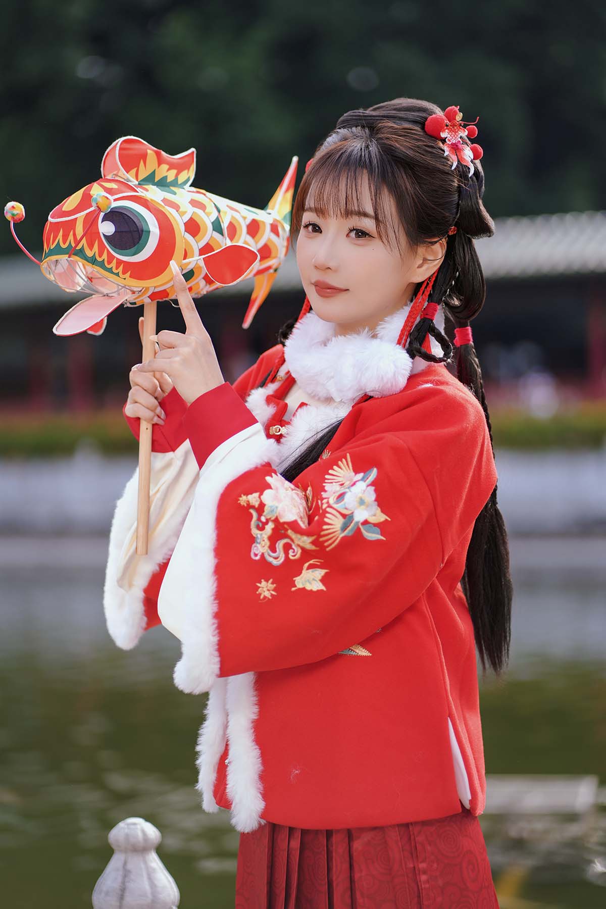 [YITUYU艺图语]2025.01.31 红韵倩影 · 新年少女写真 甜心小鹿 YITUYU艺图语-第1张