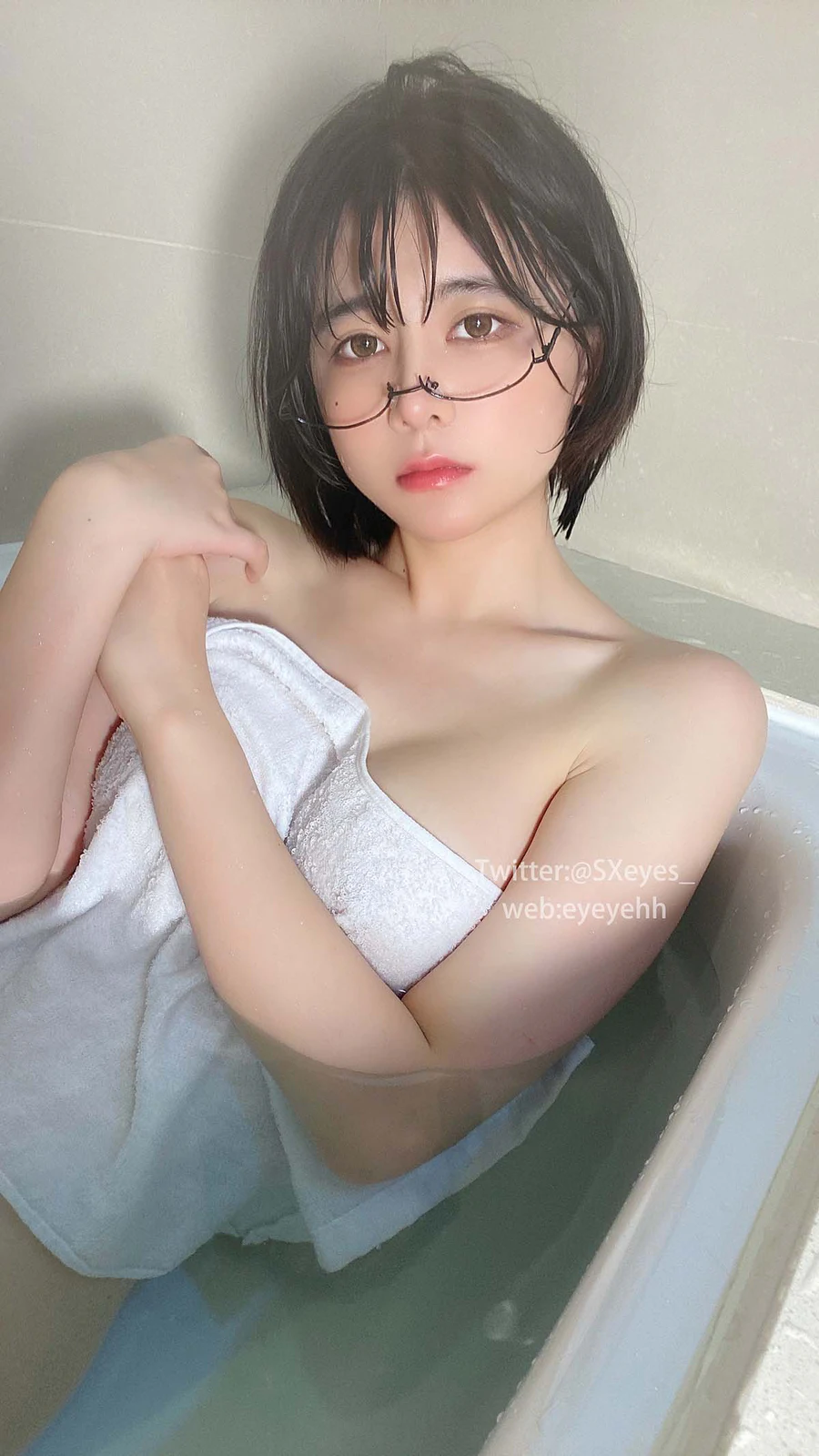 眼酱大魔王w – 风吕に入る Cosplay-第1张