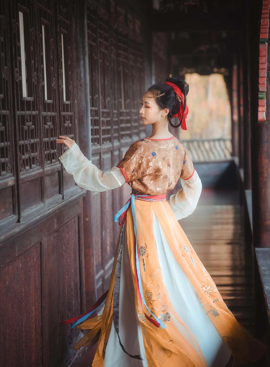 拿相机的执义 – 汉服写真头上金爵钗 Cosplay-第1张