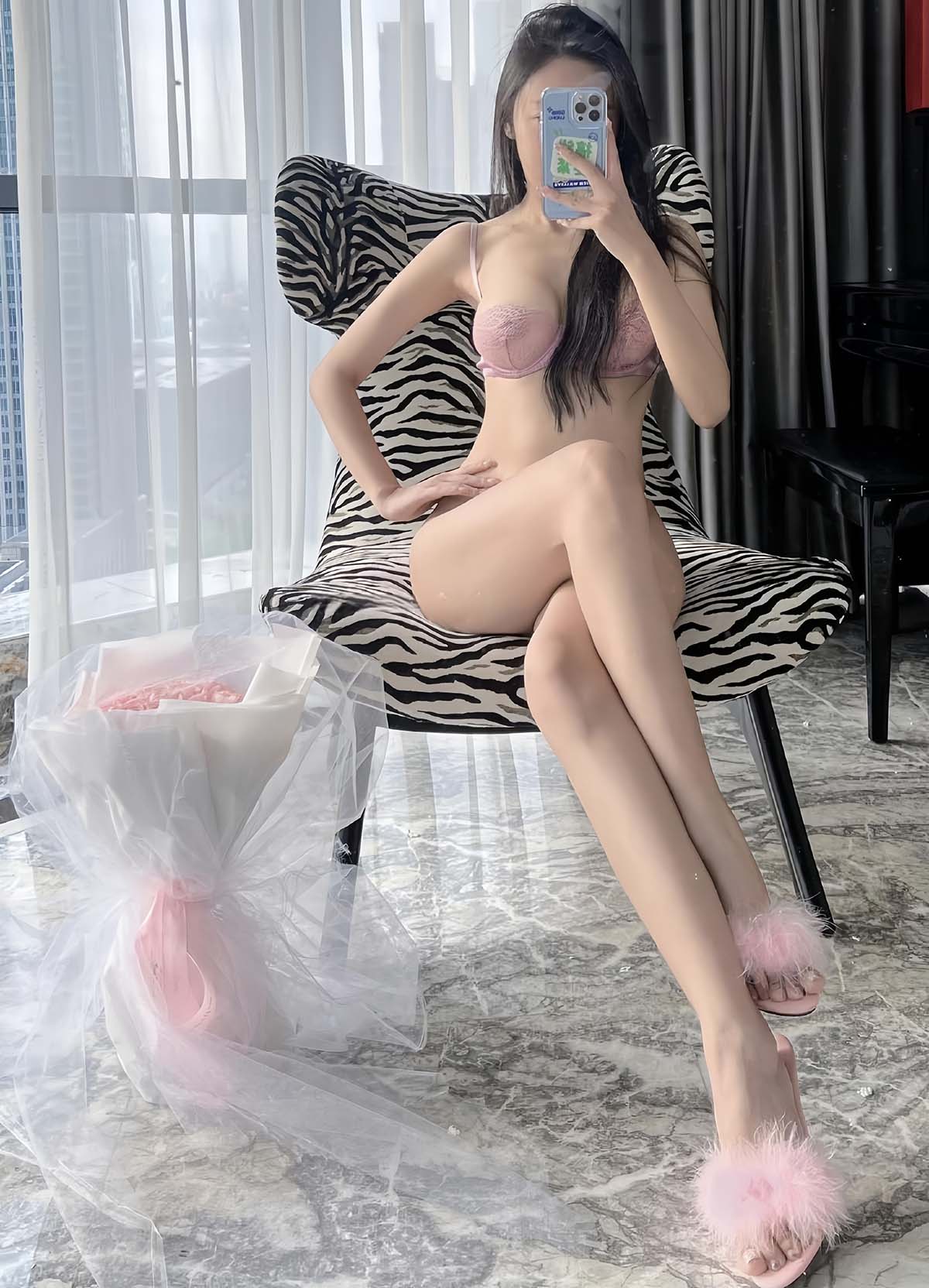 王馨瑶Yanni – 粉色内内 Cosplay-第1张